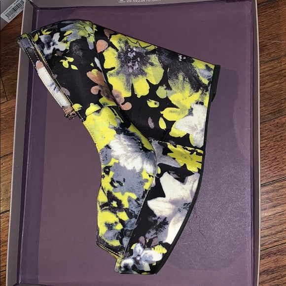 Open Toe Wedges w/ Strap 9M - Picture 4 of 4